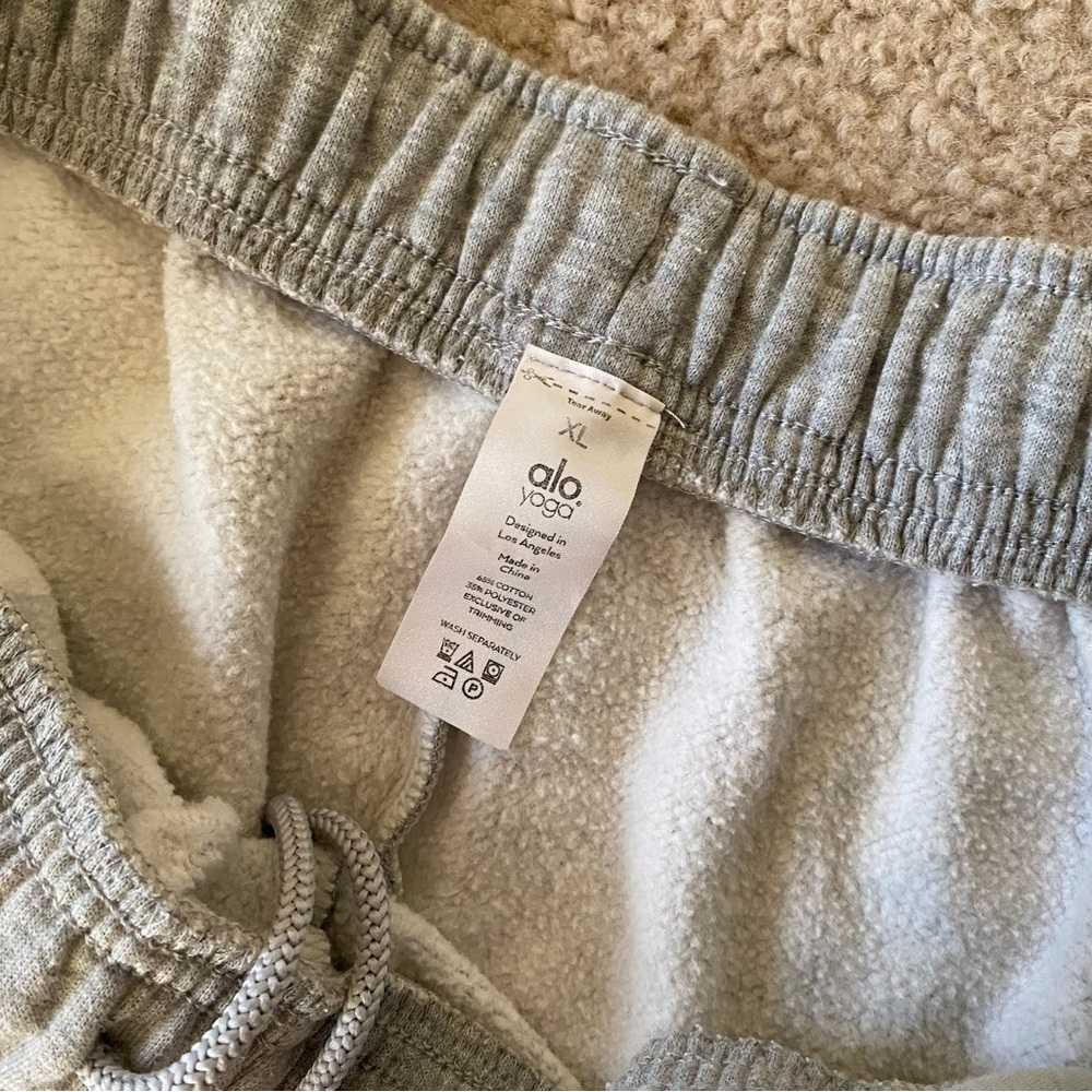 Alo Yoga Accolade Sweatpants - Picture 3 of 4